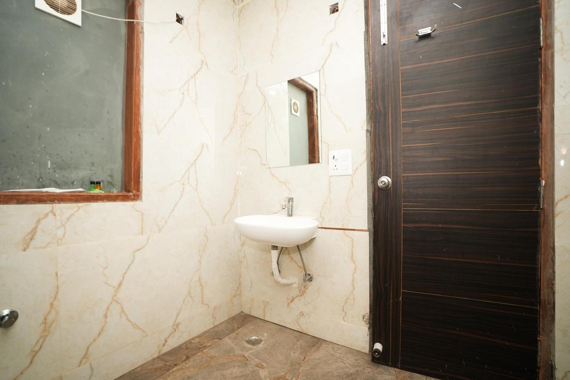Tanvi Premium Residency Near Artemis Hospital, Gurugram Hotel Gurgaon Bagian luar foto