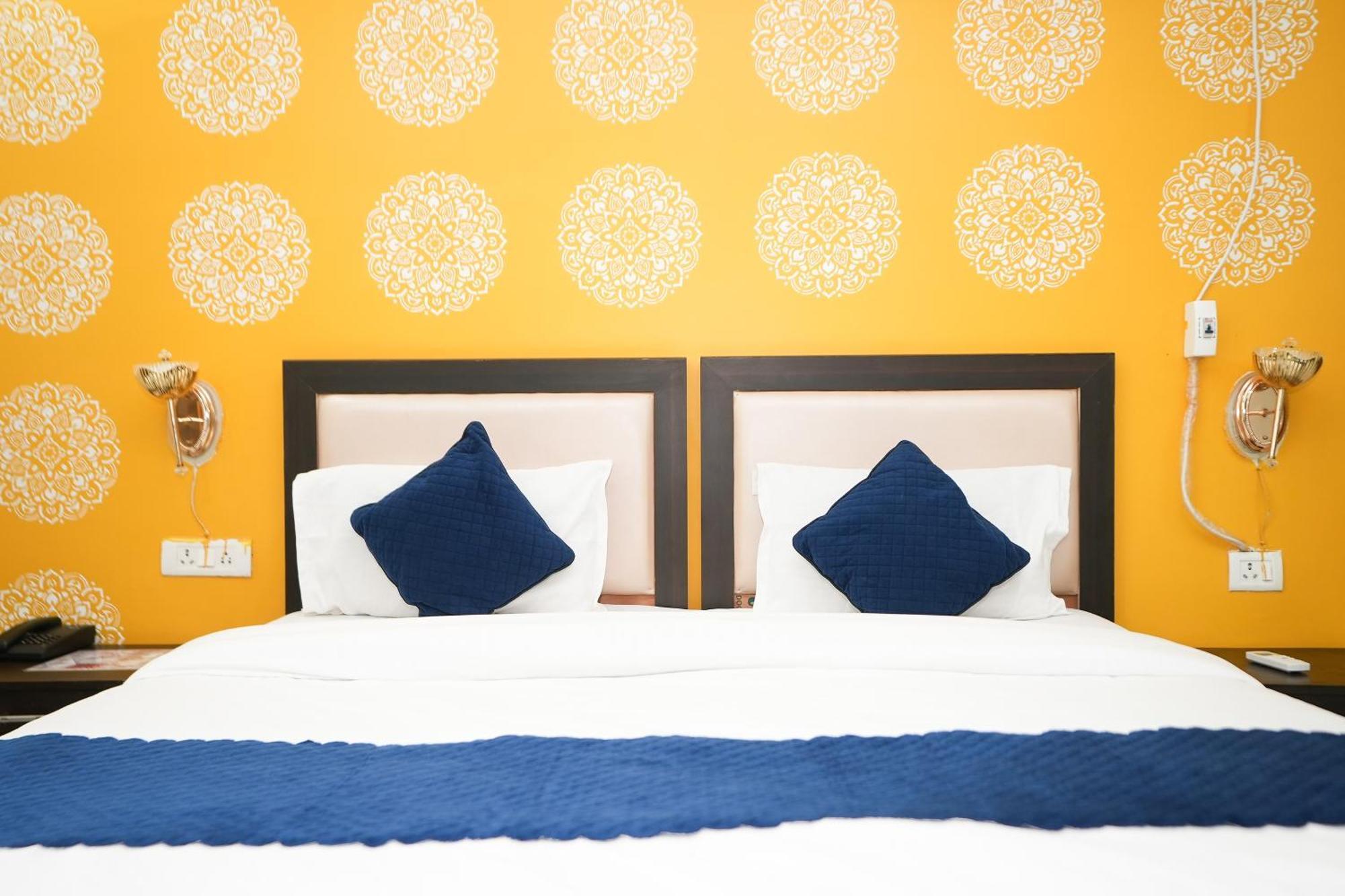 Tanvi Premium Residency Near Artemis Hospital, Gurugram Hotel Gurgaon Bagian luar foto