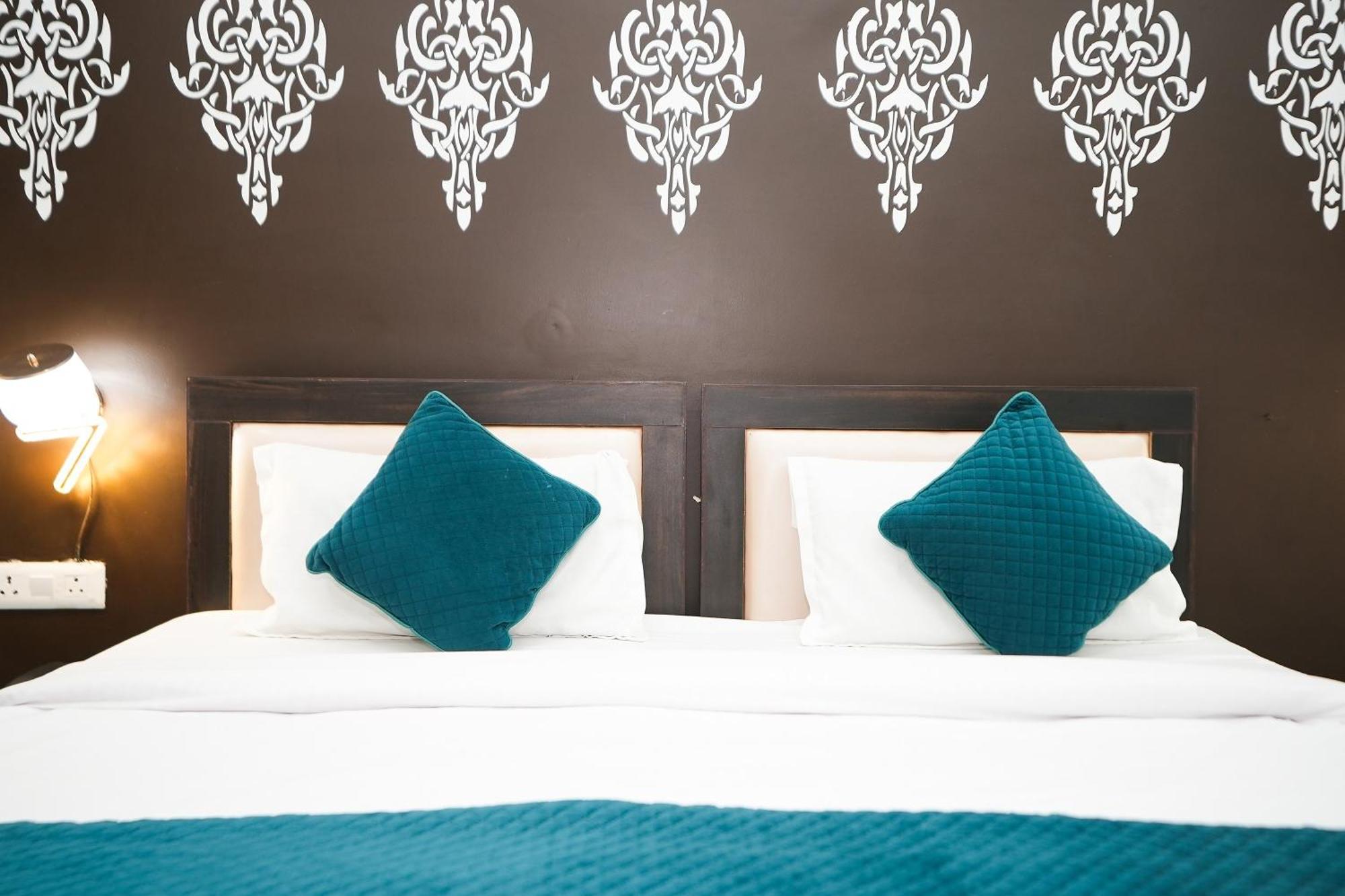 Tanvi Premium Residency Near Artemis Hospital, Gurugram Hotel Gurgaon Bagian luar foto