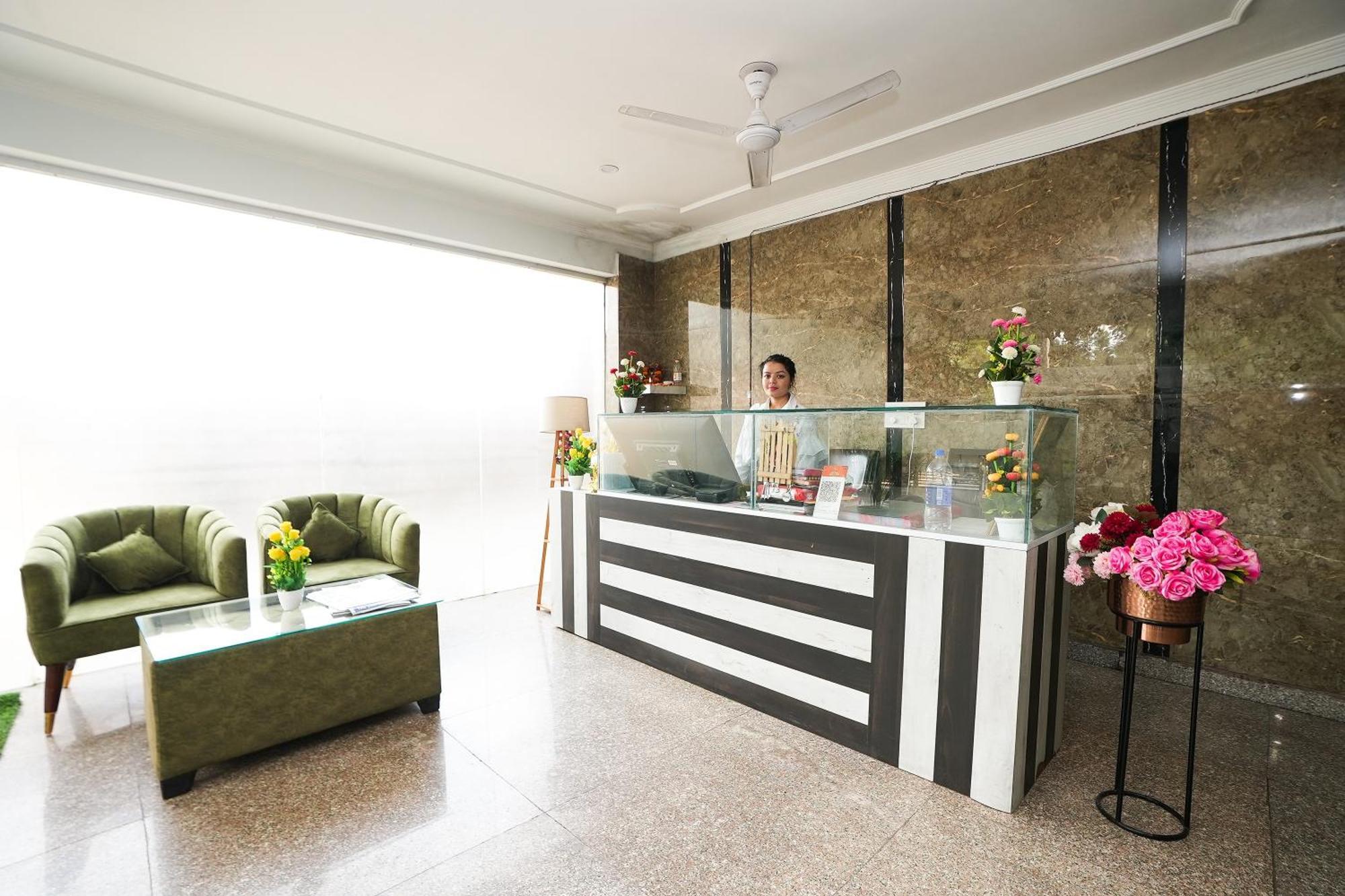 Tanvi Premium Residency Near Artemis Hospital, Gurugram Hotel Gurgaon Bagian luar foto