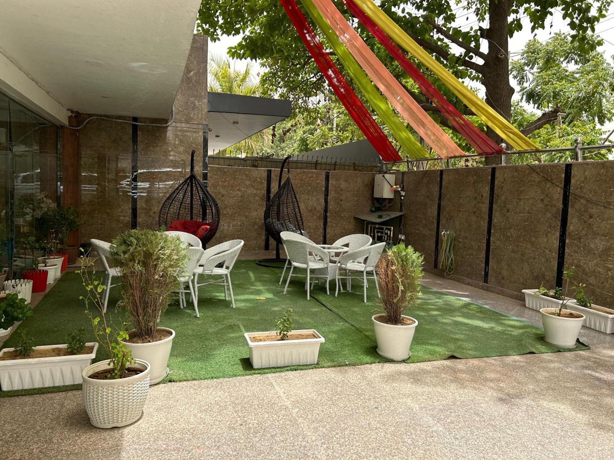 Tanvi Premium Residency Near Artemis Hospital, Gurugram Hotel Gurgaon Bagian luar foto