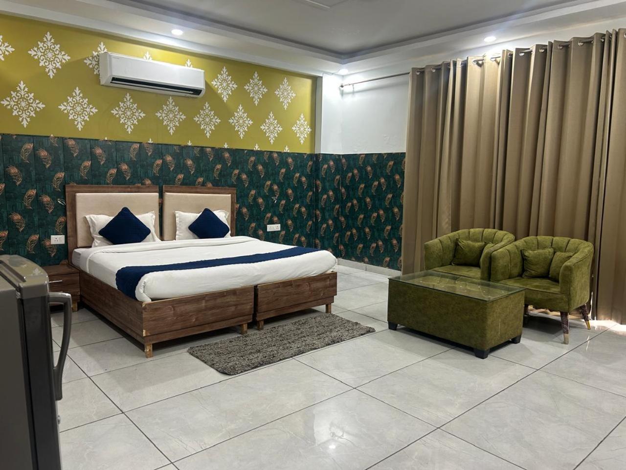 Tanvi Premium Residency Near Artemis Hospital, Gurugram Hotel Gurgaon Bagian luar foto