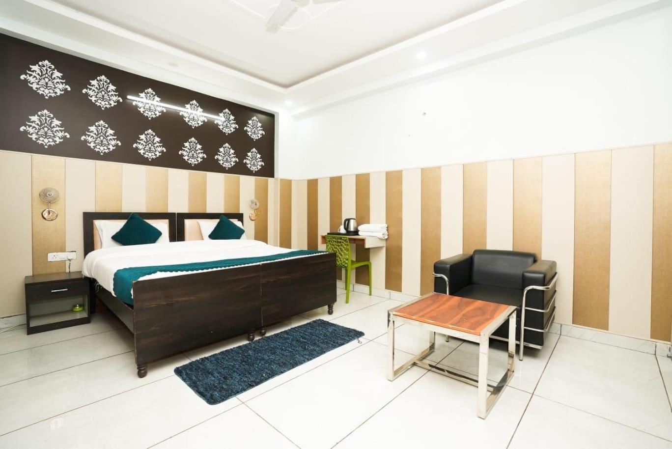 Tanvi Premium Residency Near Artemis Hospital, Gurugram Hotel Gurgaon Bagian luar foto