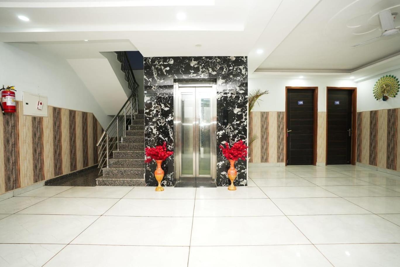 Tanvi Premium Residency Near Artemis Hospital, Gurugram Hotel Gurgaon Bagian luar foto