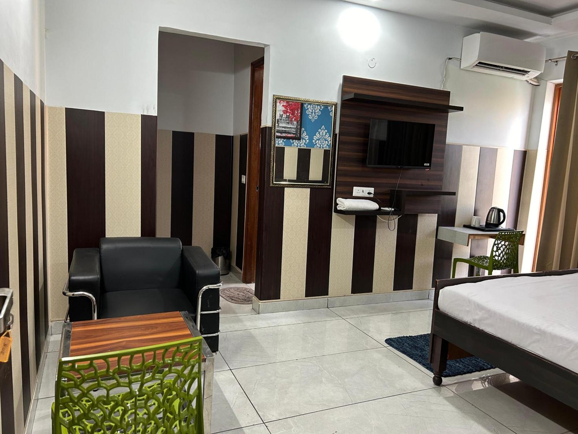 Tanvi Premium Residency Near Artemis Hospital, Gurugram Hotel Gurgaon Bagian luar foto