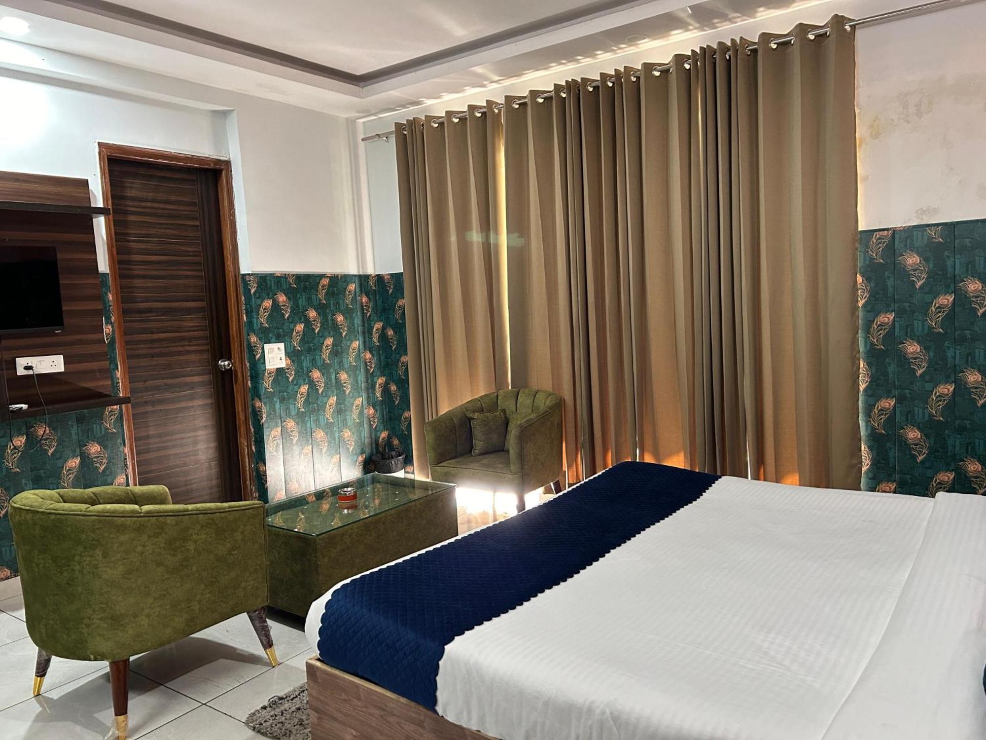Tanvi Premium Residency Near Artemis Hospital, Gurugram Hotel Gurgaon Bagian luar foto