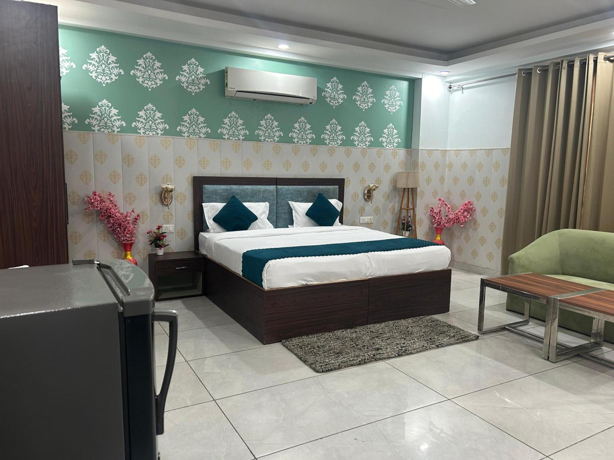 Tanvi Premium Residency Near Artemis Hospital, Gurugram Hotel Gurgaon Bagian luar foto