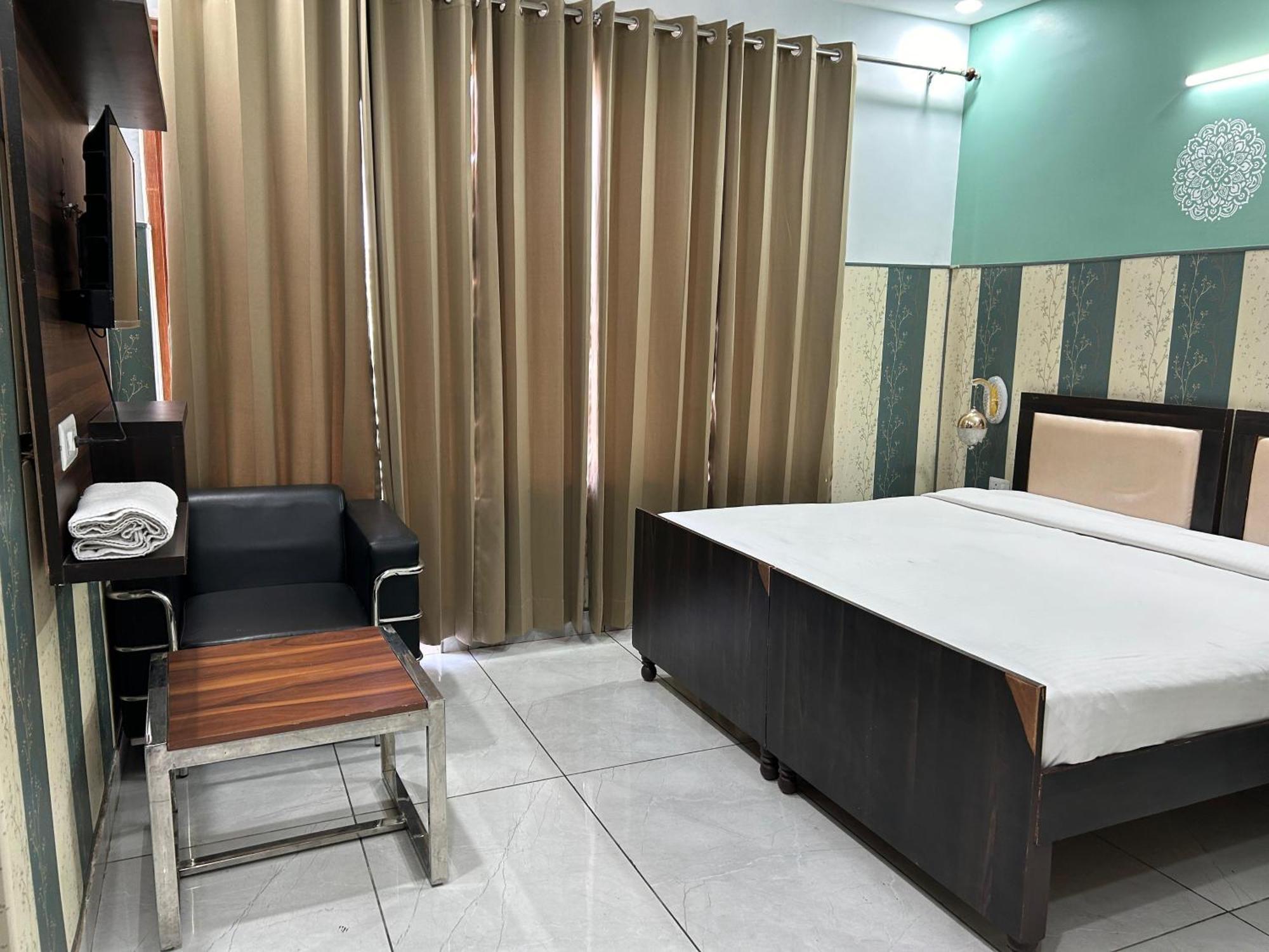 Tanvi Premium Residency Near Artemis Hospital, Gurugram Hotel Gurgaon Bagian luar foto