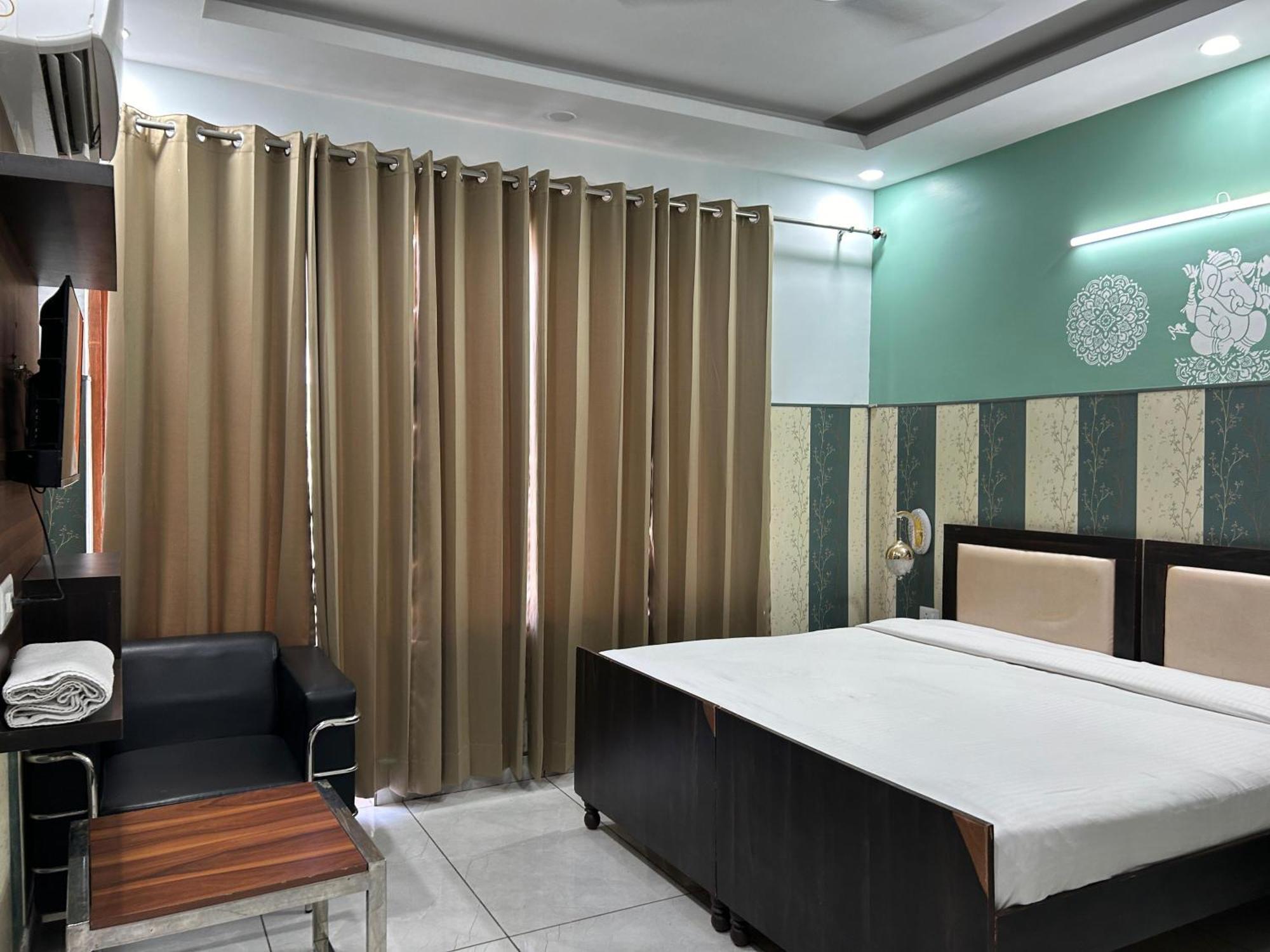 Tanvi Premium Residency Near Artemis Hospital, Gurugram Hotel Gurgaon Bagian luar foto