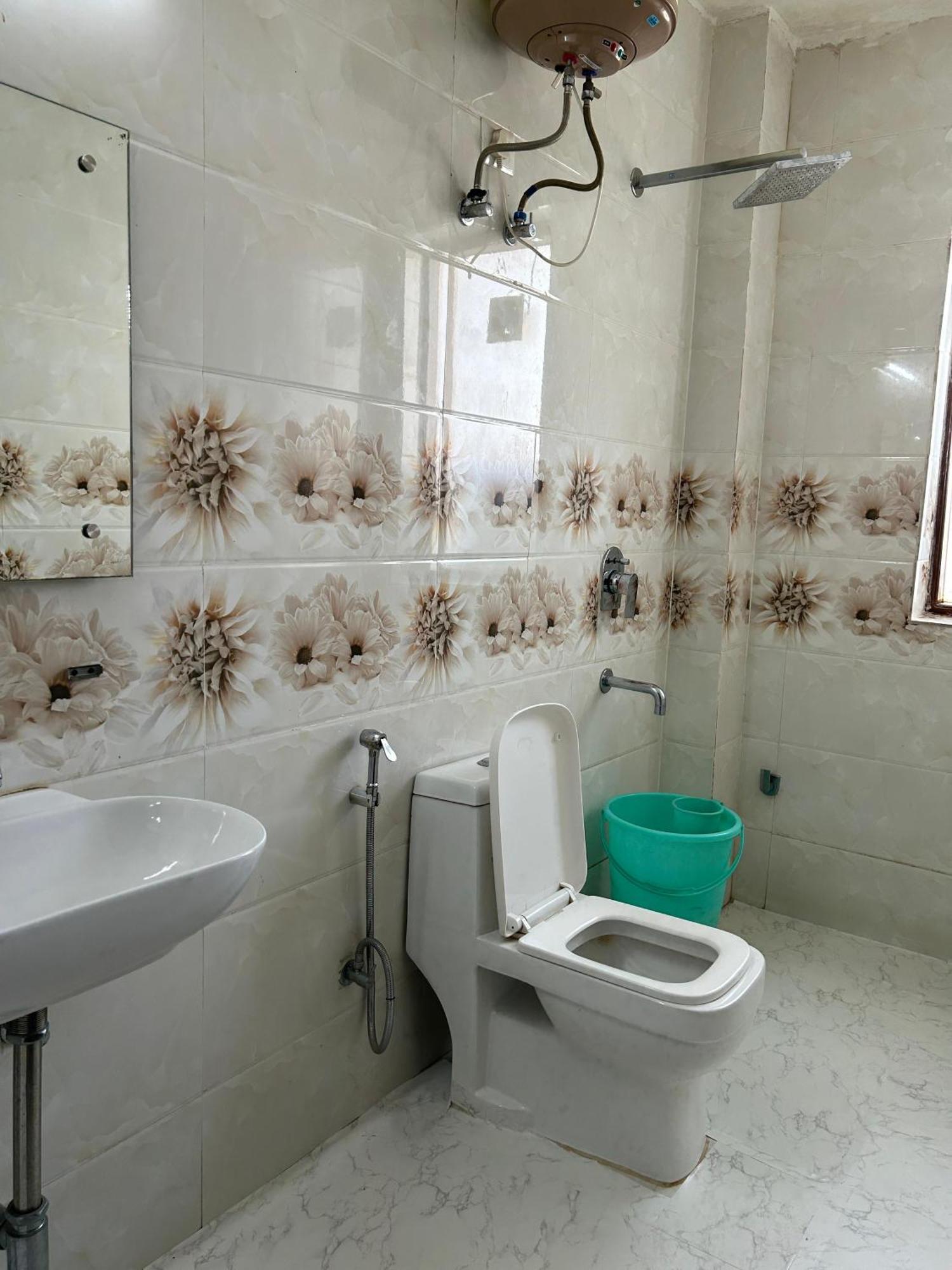 Tanvi Premium Residency Near Artemis Hospital, Gurugram Hotel Gurgaon Bagian luar foto